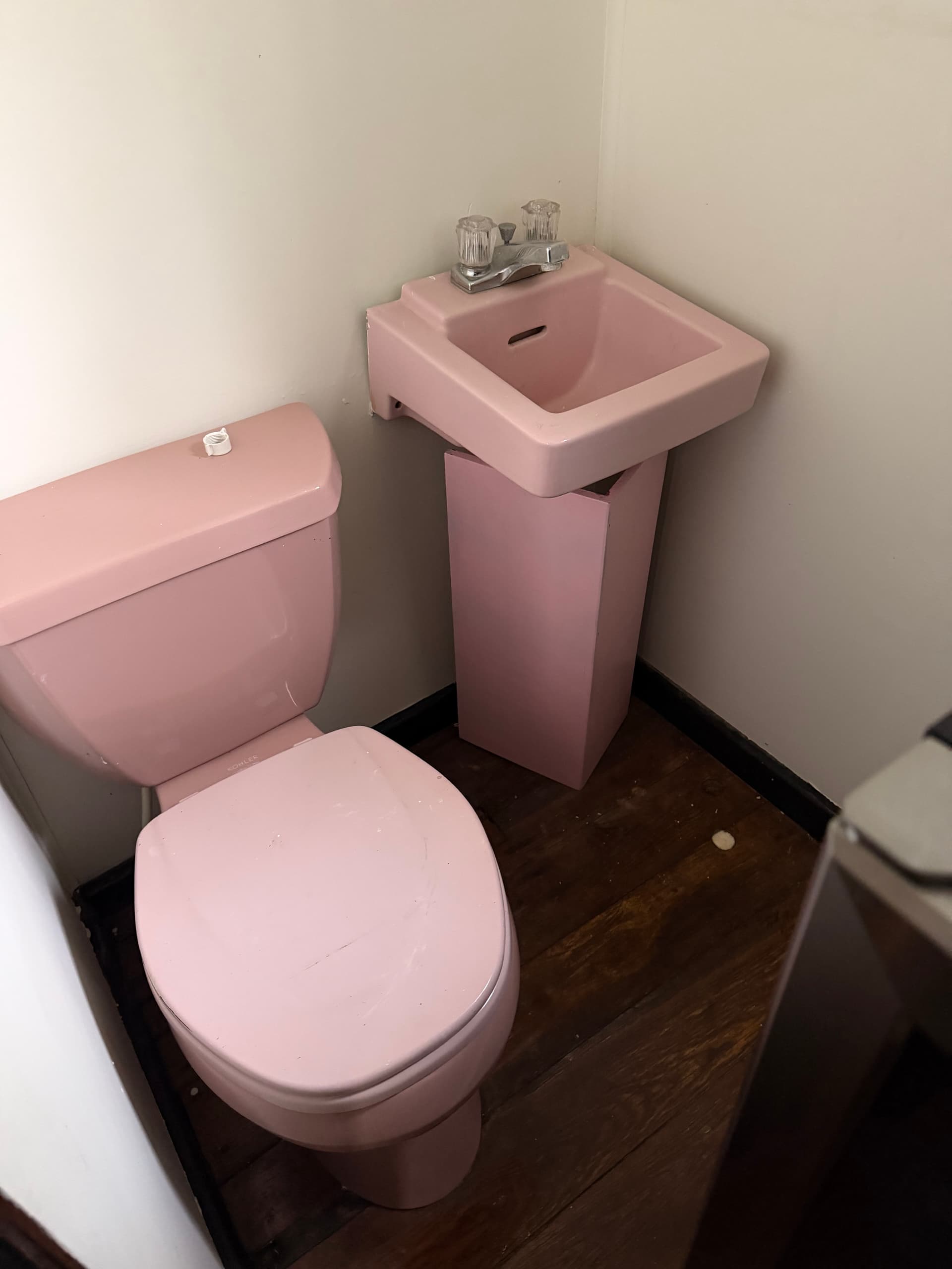 Gallery photos for Charming Vintage Bathroom Plumbing Solutions: Image #1